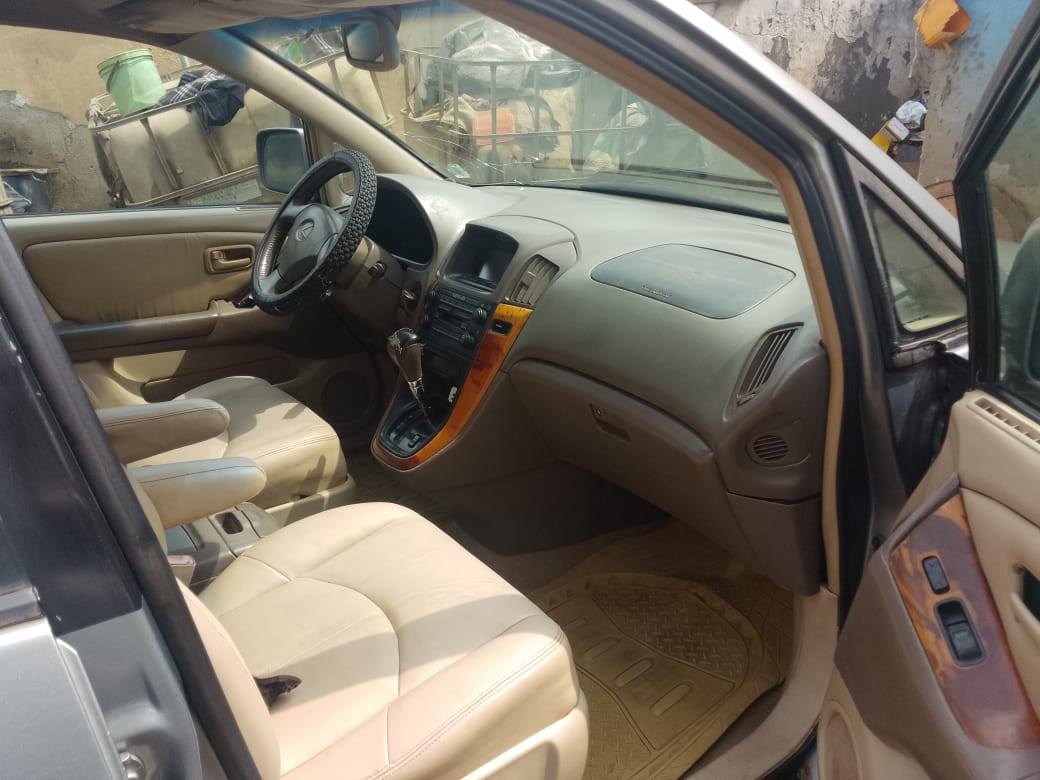A picture of Lexus Rx300