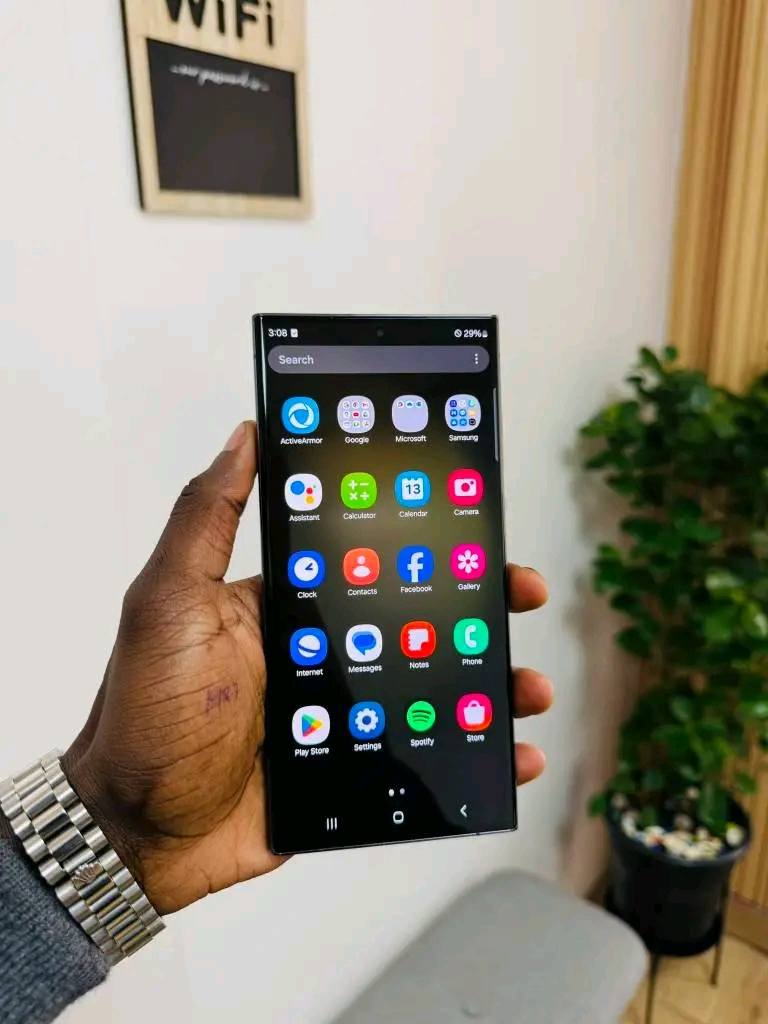 A picture of Samsung galaxy s22utral call whatsapp 0748 860111