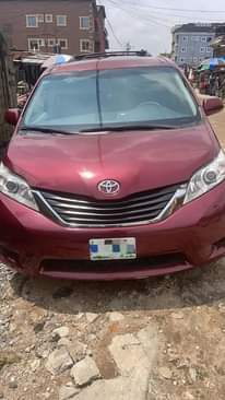 A picture of Toyota Sienna 2011