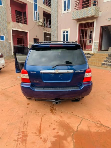 A picture of DISTRESS SALE MAKE TOYOTA MODEL HIGHLANDER YEAR 2004 CONDITION BUY