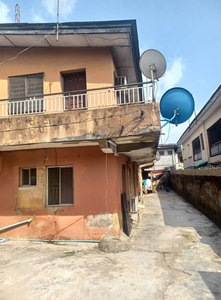 A picture of 4 units of 3 bedrooms flats