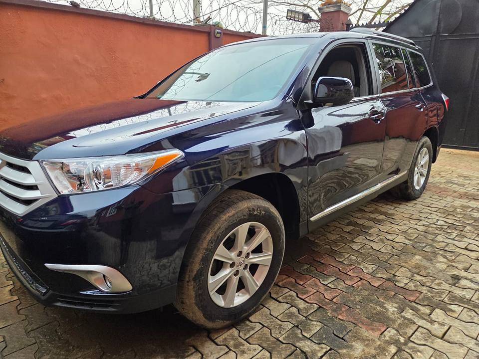 A picture of 2012 highlander sports edition blue 17 2m