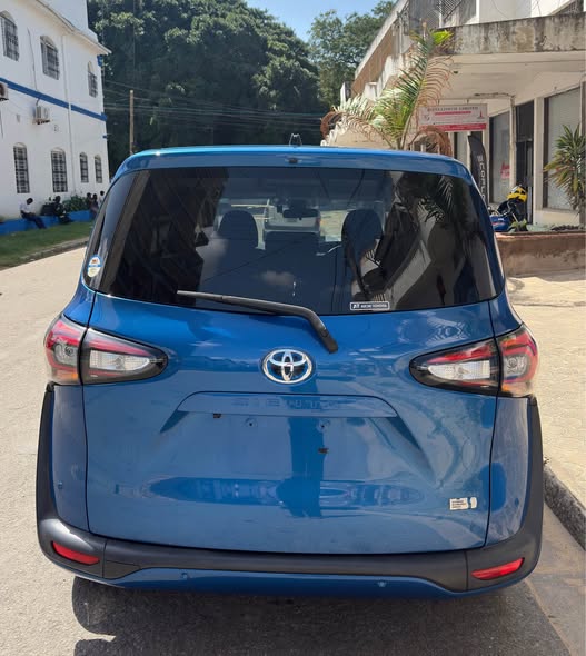 A picture of Toyota Sienta Hybrid 2019