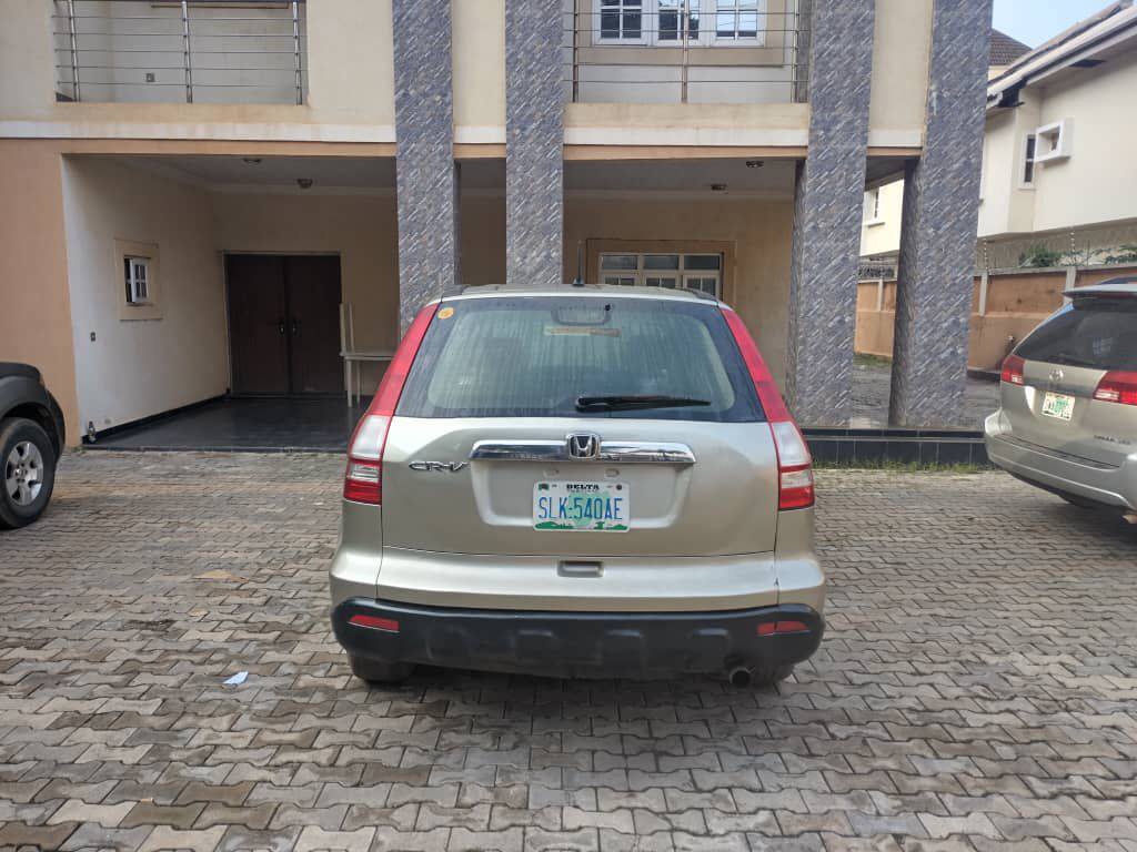 A picture of 2010 Honda CR V with untempered engine and gear AC