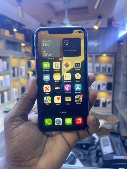 A picture of iPhone XR 64GB Price 355 000 K koo infinix tower