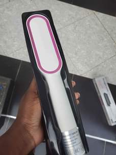 A picture of Hair straightener comb