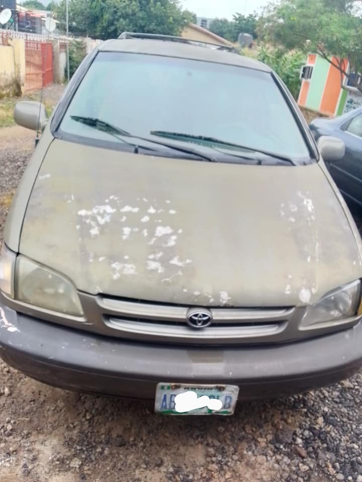 A picture of Toyota Sienna 2000