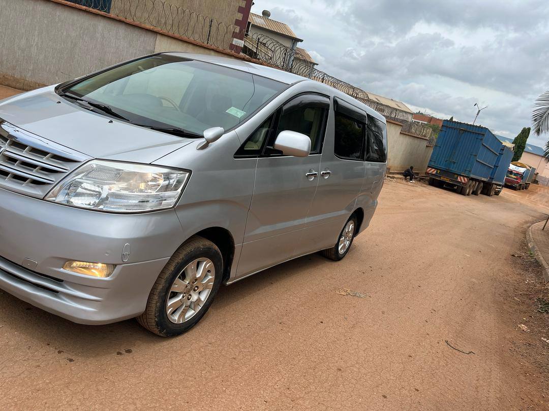 A picture of Toyota alphard 2.4cc 2007 22m very good condition money needed
