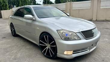 A picture of TOYOTA CROWN ATHLETE IPO VIZURI SANA IWAHI CHAP GARI IKO