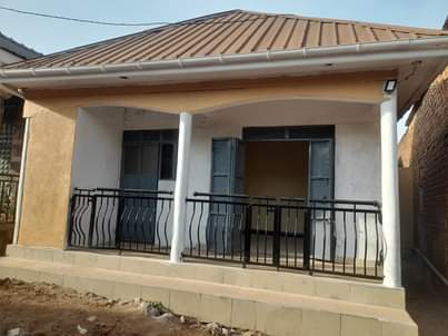A picture of 5 single rooms and 1 double room for sale at