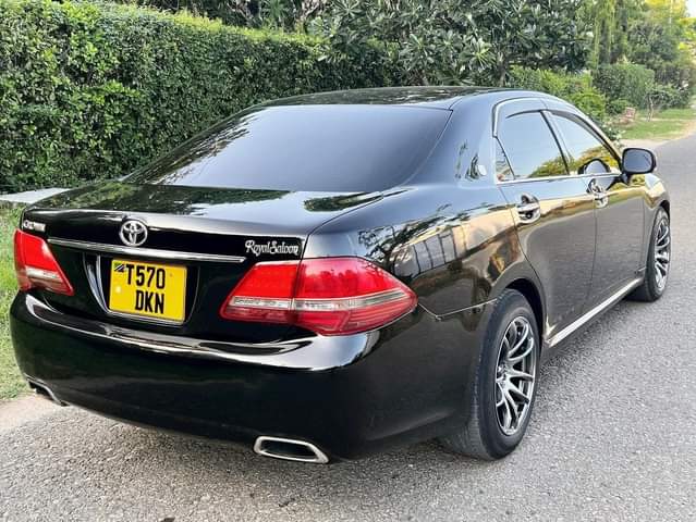 A picture of Toyota crown