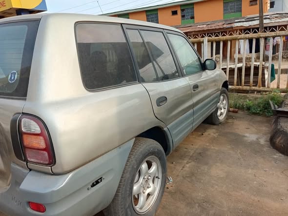 A picture of Toyota Rave 4