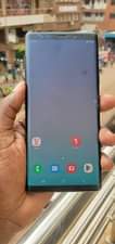 A picture of Samsung note 9 cracked
