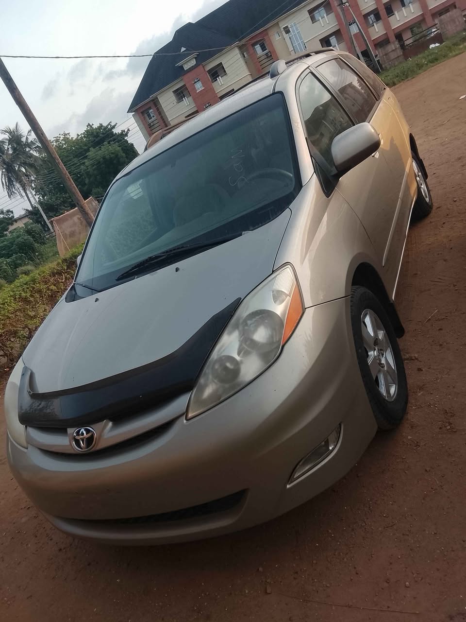 A picture of Toyota Sienna LE