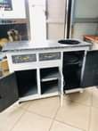 A picture of Kitchen Cabinet zinapatikana Za kutosha zisizo na mlango milango miwili