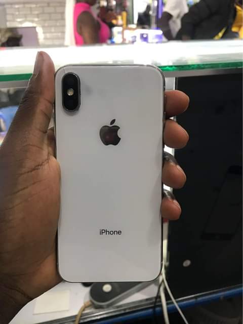 A picture of iPhone X 64gb at 290k Faulty cameras