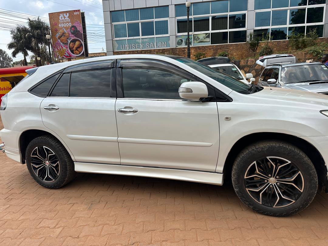 A picture of Toyota Harrier 2010 UGX 46 000 000
