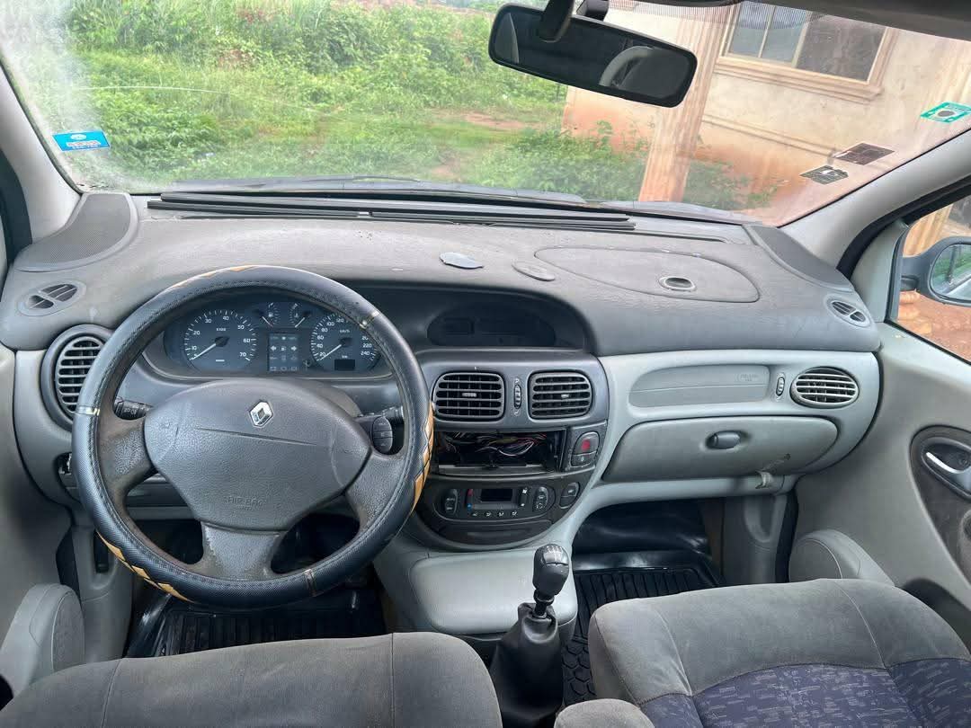 A picture of 2001 Renault renalt