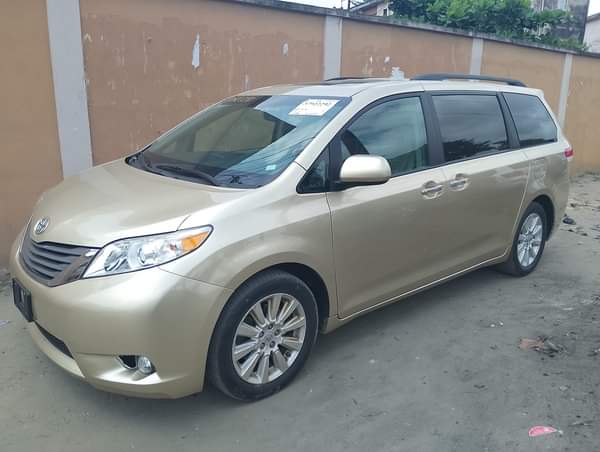 A picture of 2012 Toyota sienna XLE with limited options Price 18m Location