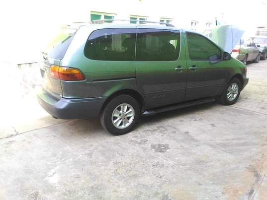 A picture of 1999 Toyota Sienna