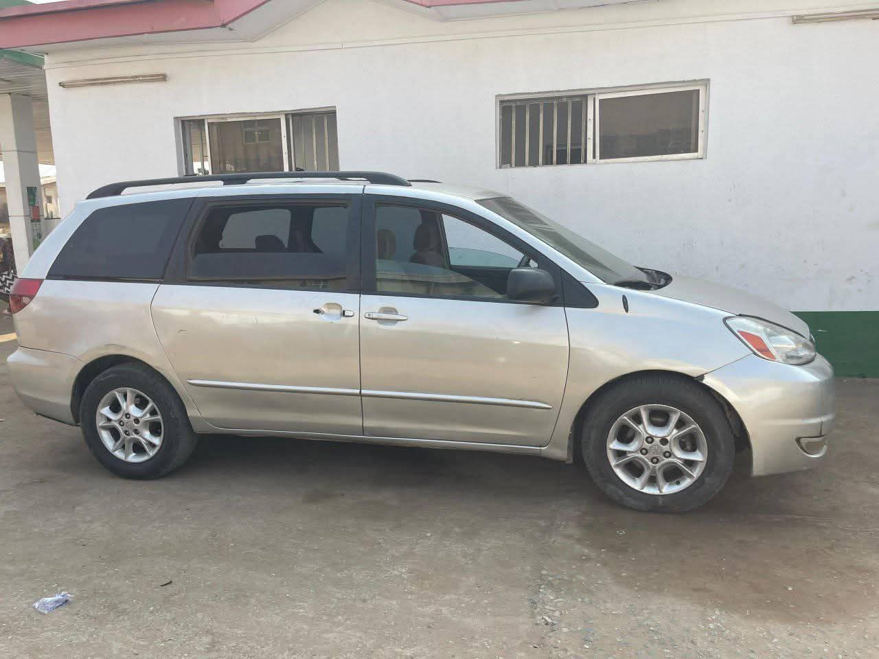 A picture of 2005 Awoof Awoof Awoof Toyota sienna