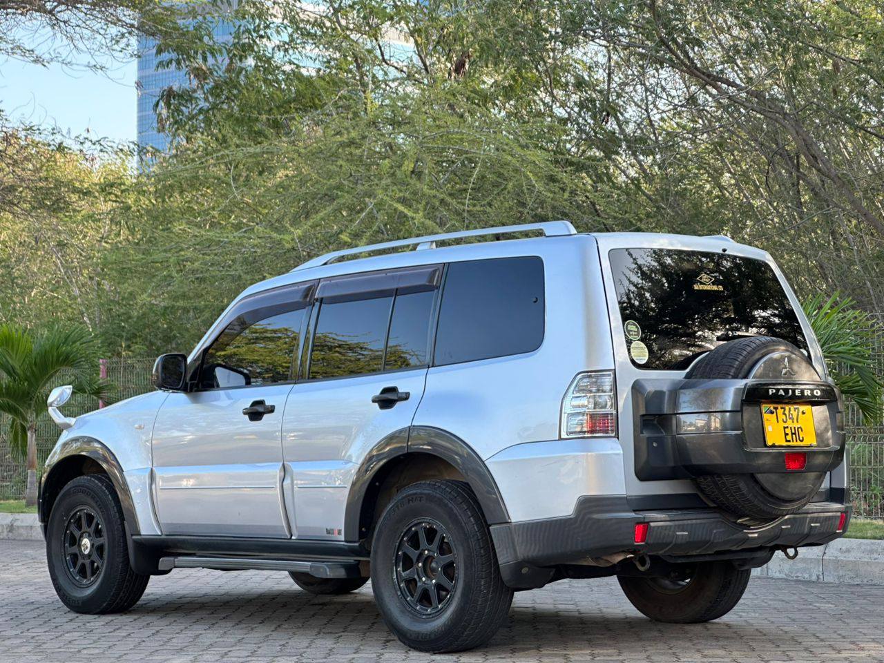 A picture of MISTUBISHI PAJERO NZUR