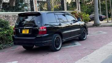 A picture of 2004 TOYOTA KLUGER OLD MODEL Automatic