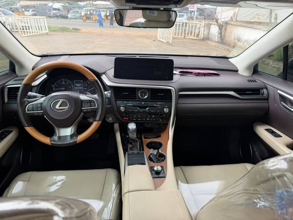 A picture of Lexus rx 350 2021