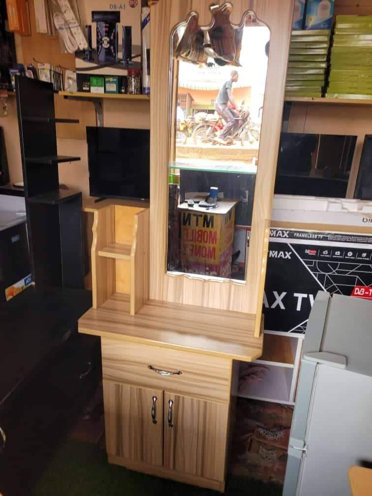 A picture of Dressing mirror on sale 180k