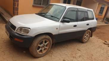A picture of Am selling Toyota Rav4 1998 model 4s engine 2.0cc good