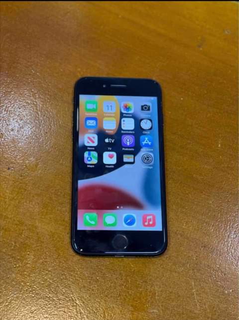 A picture of Iphone 7 plain 32gb 160 000