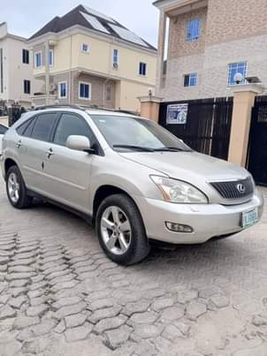 A picture of Less than 2yrs used....2006 Lexus Rx330
