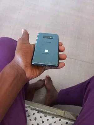 A picture of Samsung galaxy s10e clean
