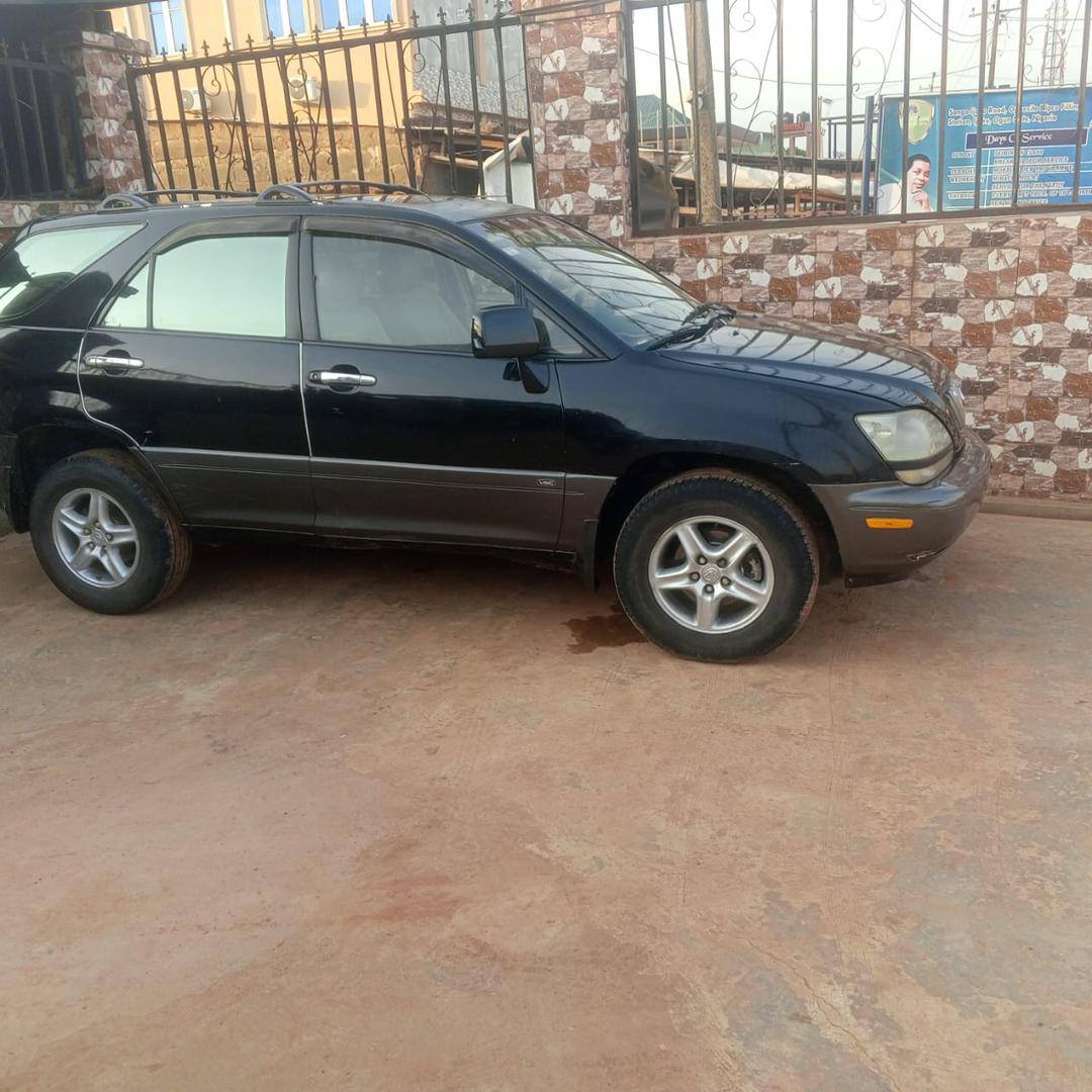 A picture of Rx300 going for sale