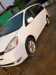 A picture of SHARP 2005 TOYOTA SIENNA Belgium standard In Good condition Everything