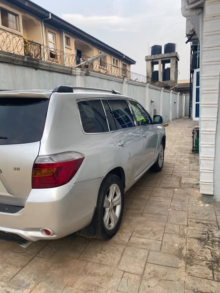 A picture of TOYOTA Highlander 2010