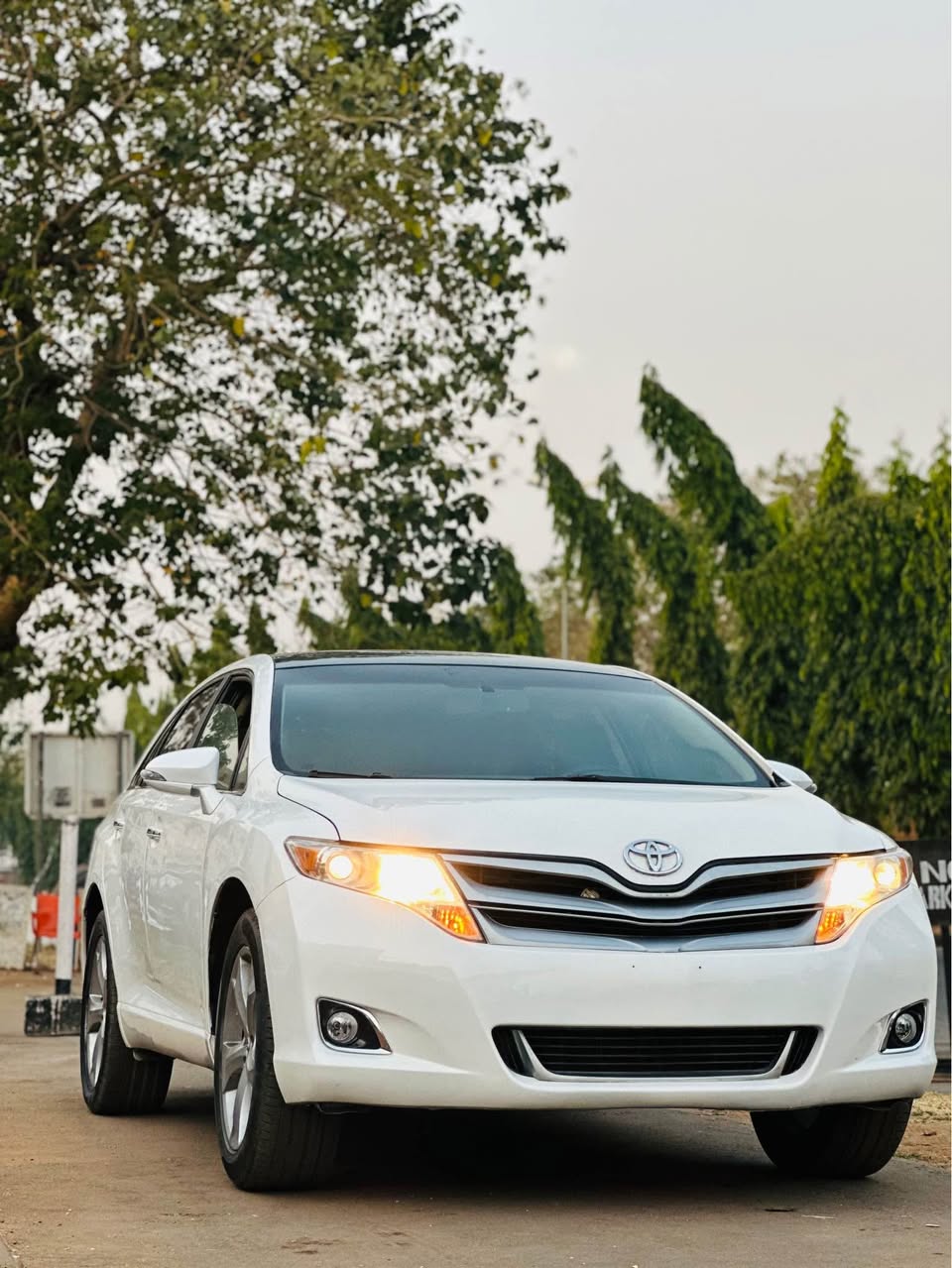 A picture of 2015 Toyota Venze full Option