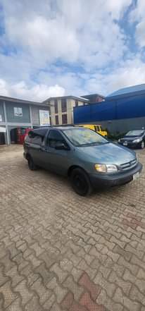 A picture of Toyota Sienna 2000 model 09035437706