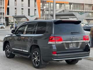 A picture of LANDCRUISER V8