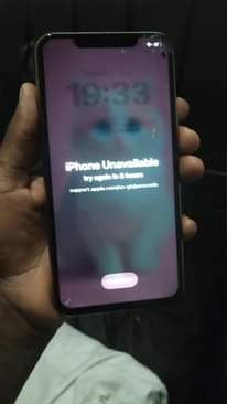 A picture of IPhone 11 pro max mchaw krek na rock tu