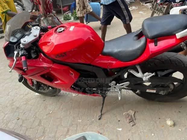 A picture of Hyosung GT250R 2012 Red