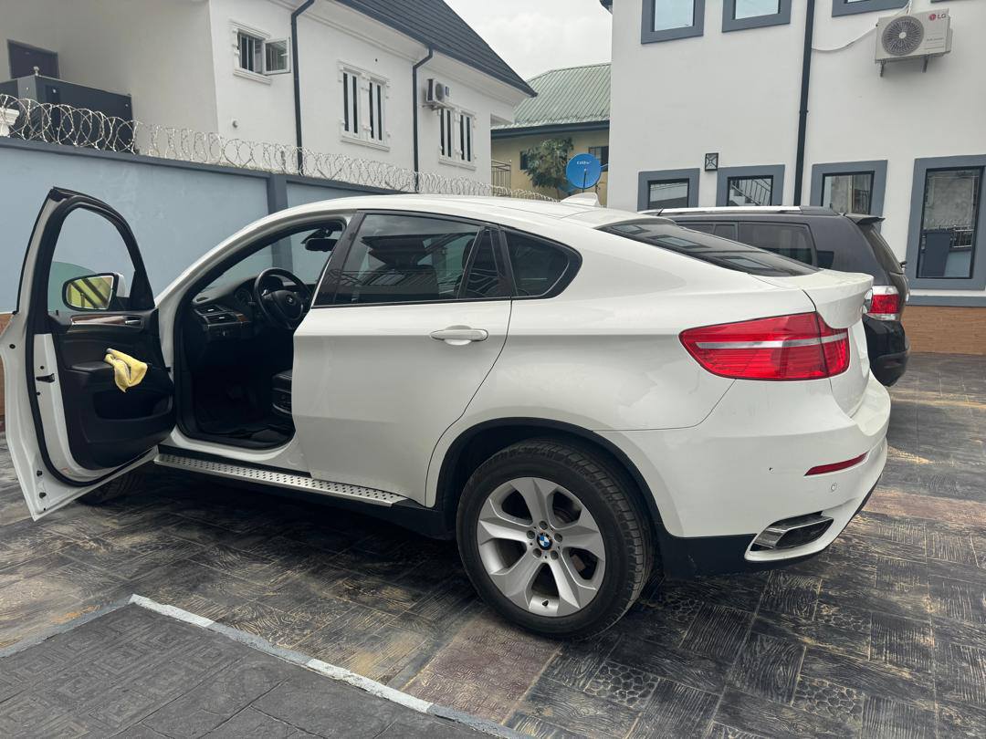 A picture of X6 Bmw 2010 going for 36m Buy and drive no