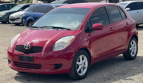 A picture of A super clean Nigerian used Toyota Yaris 2006 model chilling
