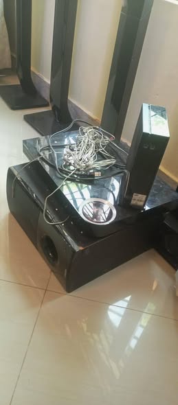 A picture of Am selling a massive Samsung home theater
