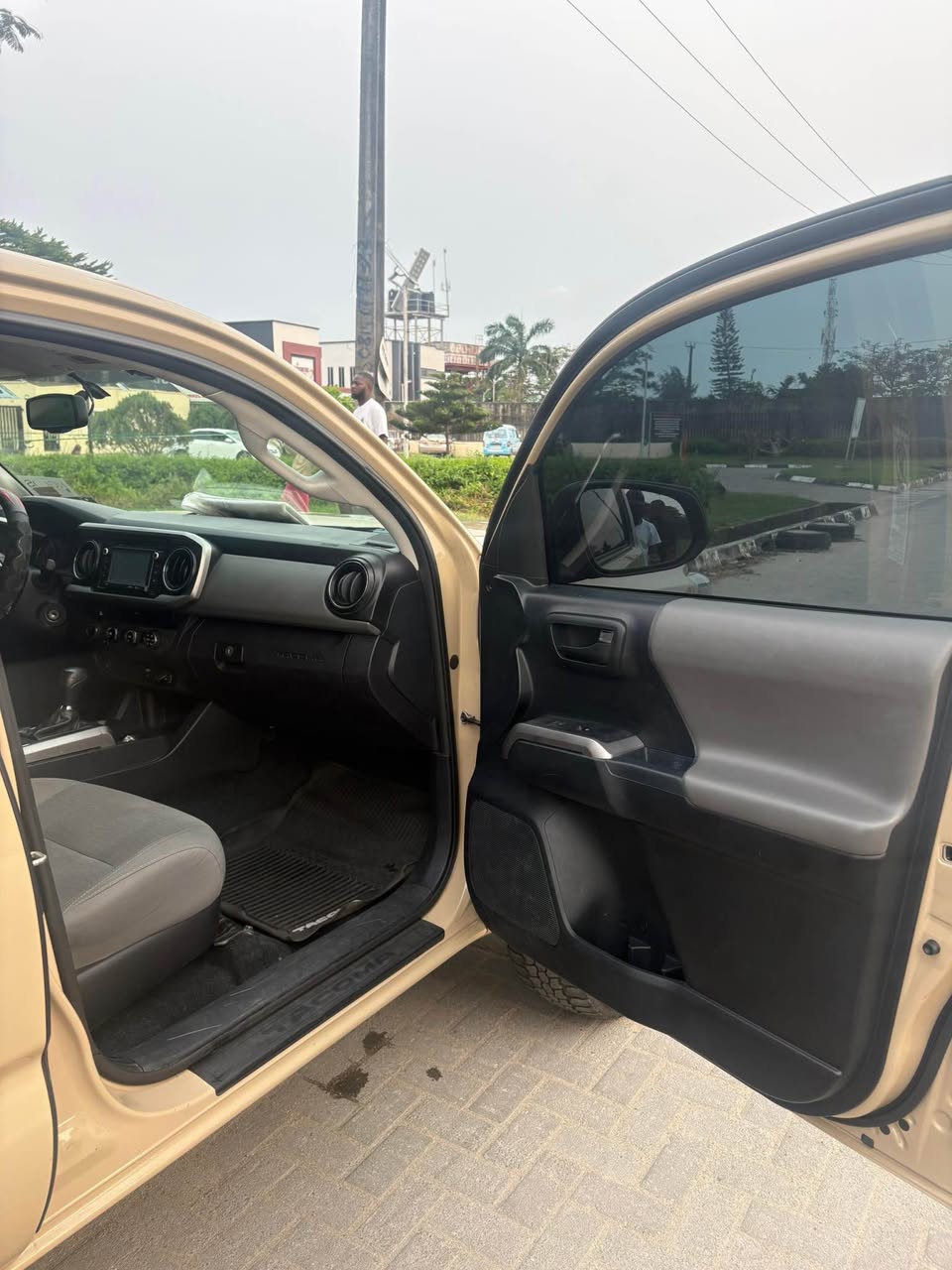 A picture of Foreign Used 2017 Toyota Tacoma SR5 4x4 42m