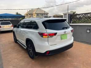 A picture of This is astonishing clean and fully loaded Toyota Highlander 2016