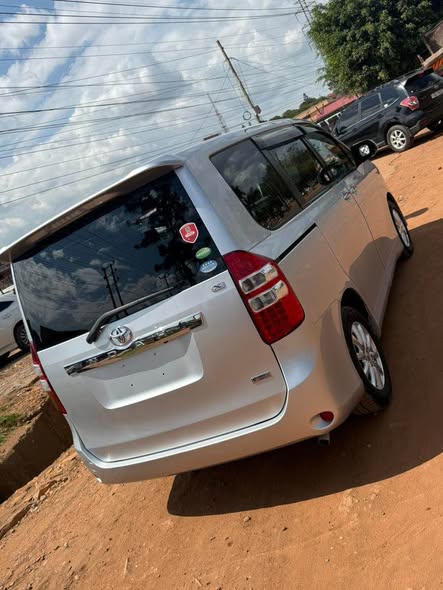 A picture of Toyota Noah 2013