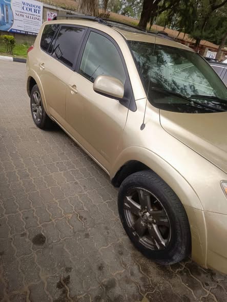 A picture of Toyota Rav4 2008 v6 engine
