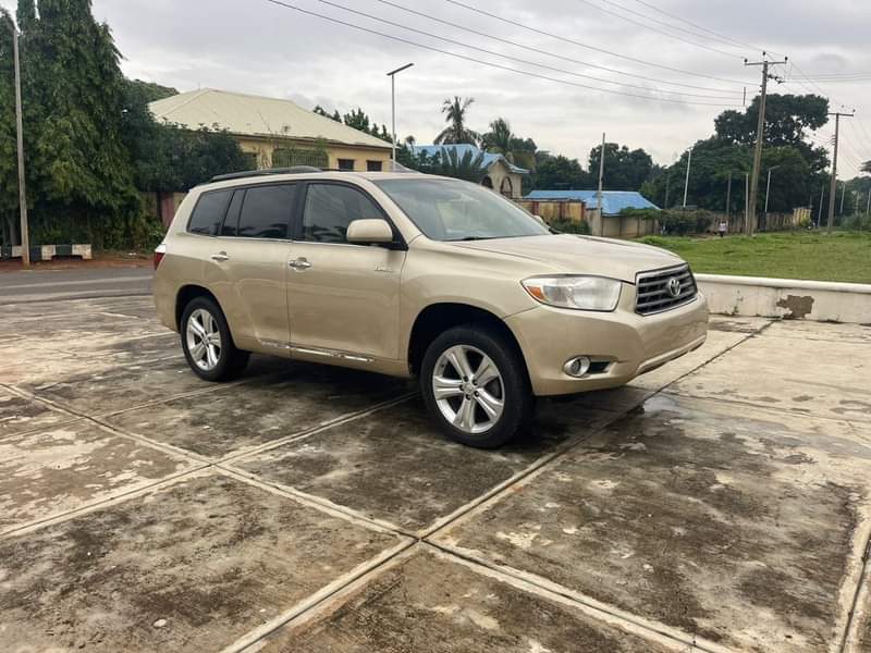 A picture of TOYOTA HIGHLANDER 2008 MODEL KEYLESS IGNITION GOING FOR 10 3