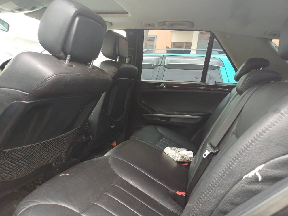 A picture of ML 350 BENZ
